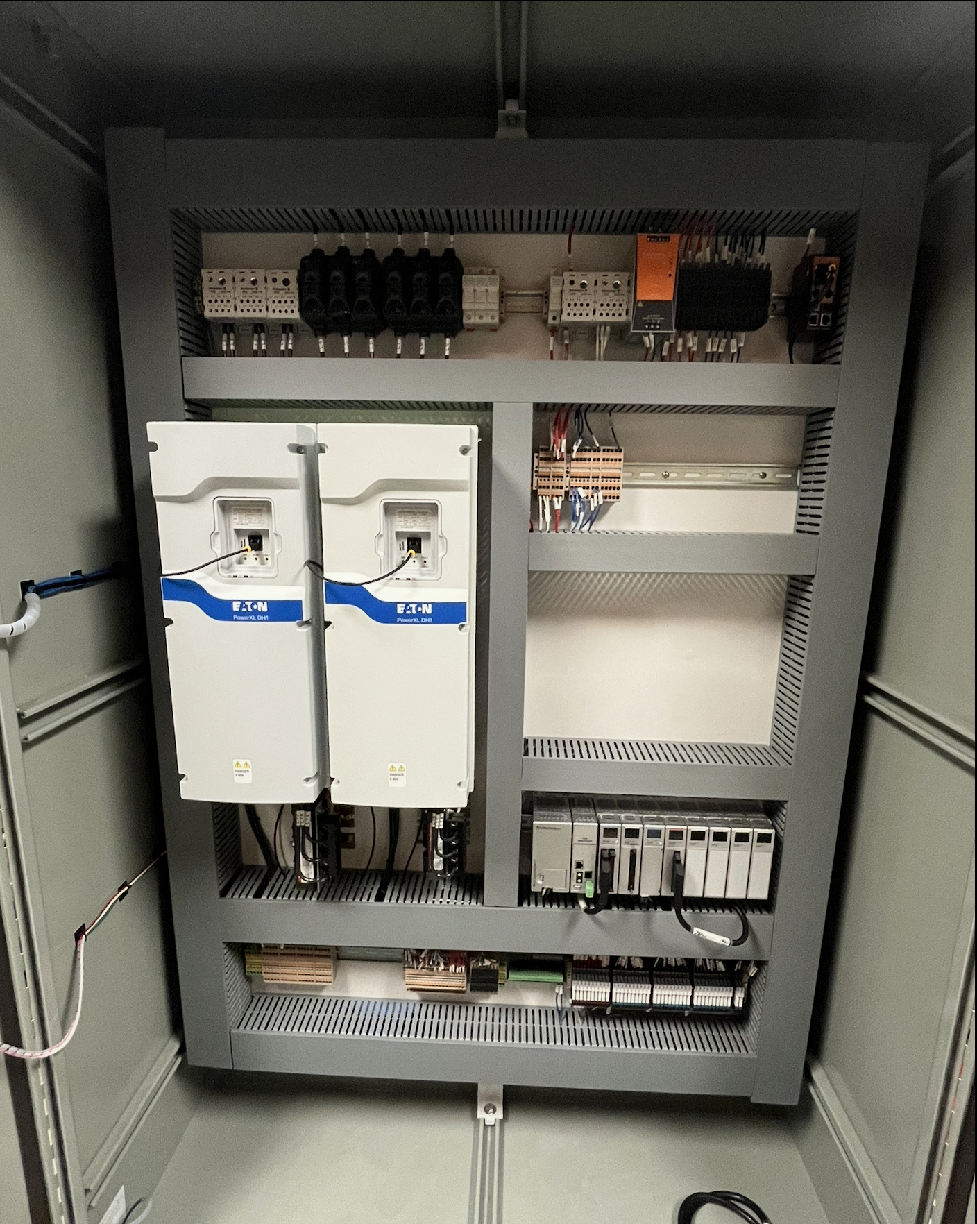 Robotics specialists tuning an automation cell